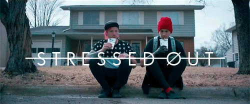 Gif de un extracto del video musical de la canción Stressed Out